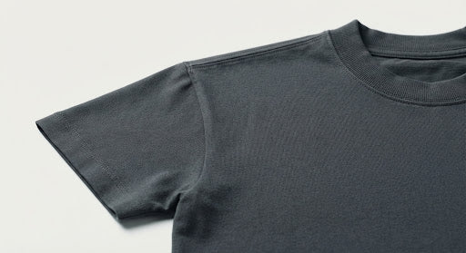 Detalle de tejido de camiseta gris carbón